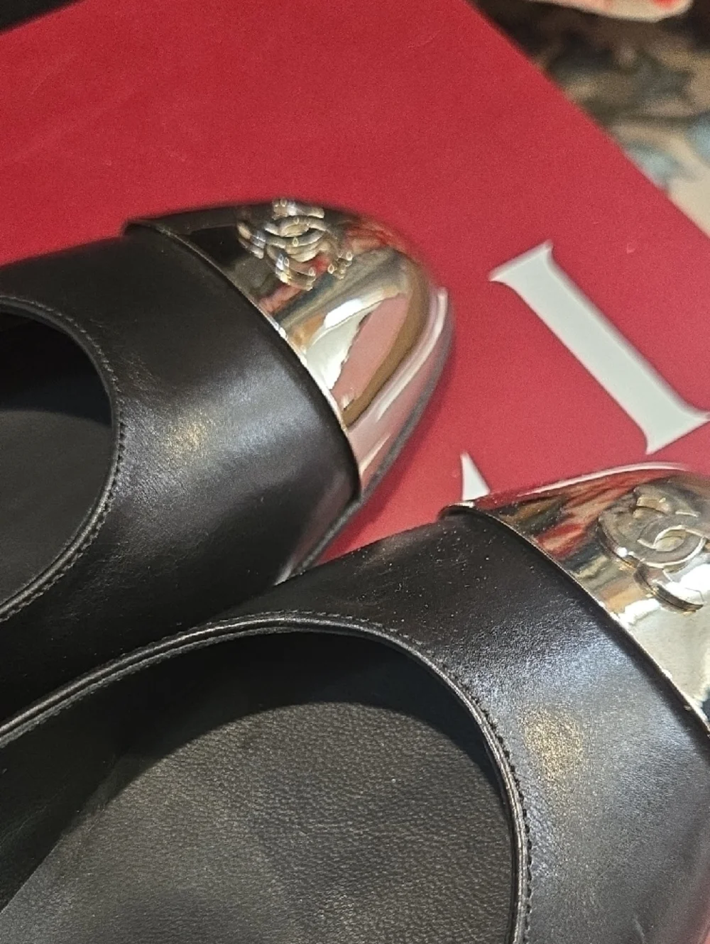 CHANEL Black Leather Women's Flats - Classic Round Toe - Picture 13 of 16